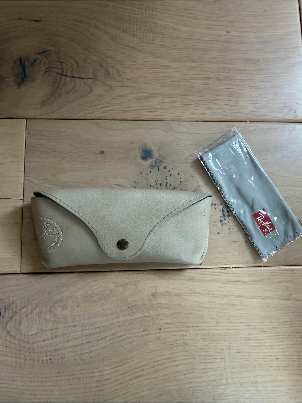 Ray-Ban Shades Shell Ltd Case - Picture 2 of 4